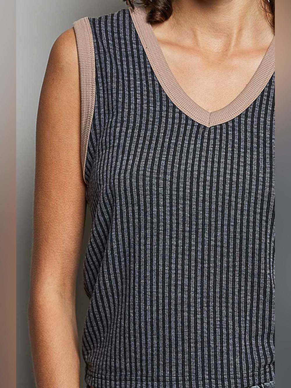 POL V-Neck Contrast Ribbed Sleeveless Tank - Picture 5 of 5